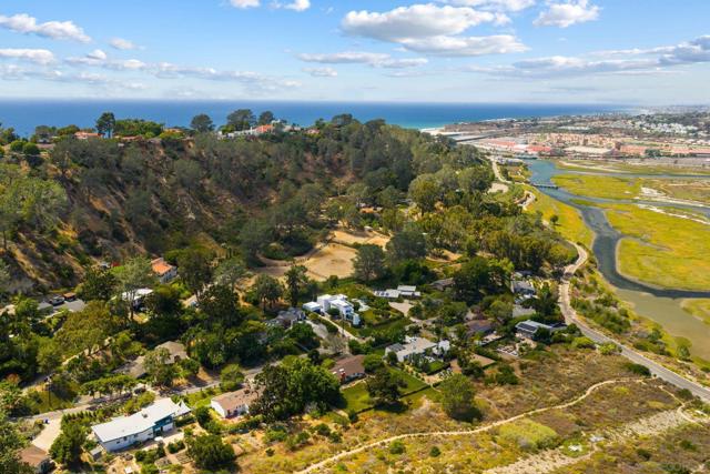 1515 San Dieguito Dr, Del Mar CA: https://media.crmls.org/mediaz/0dd97804-379e-4712-94c7-a8258e39bcbf.jpg