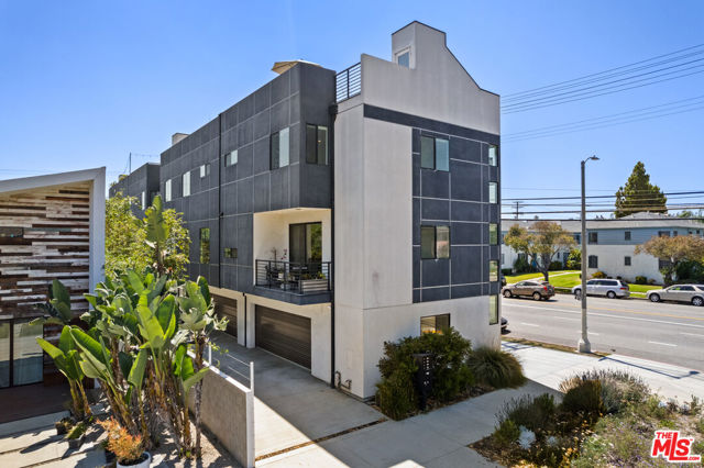 11900 Washington Place, Los Angeles CA: https://media.crmls.org/mediaz/0ddba732-7d62-4966-b4c3-a83cf5cdabb1.jpg