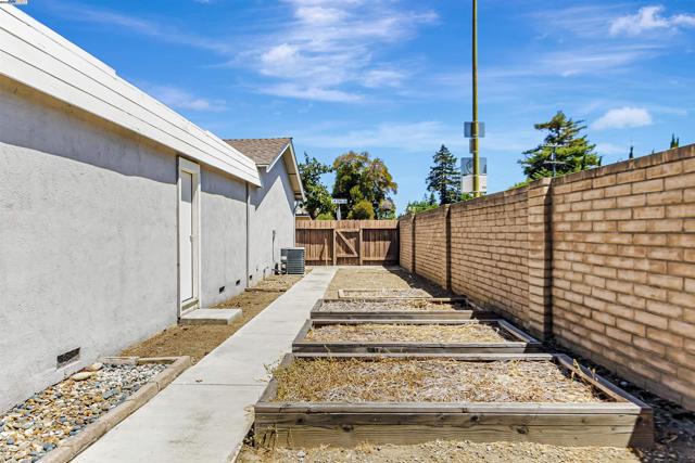 11 N Jim Elder Drive, Campbell CA: https://media.crmls.org/mediaz/0ddbecab-2eae-4eaa-ac77-36302396a83e.jpg