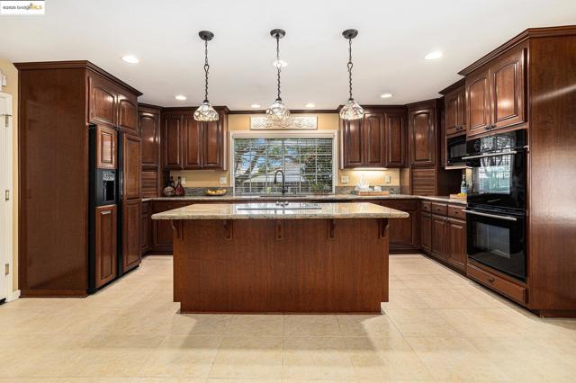 3031 Barmouth Dr, Antioch CA: https://media.crmls.org/mediaz/0ddbff8a-2198-4dec-a853-1959e2f8597c.jpg