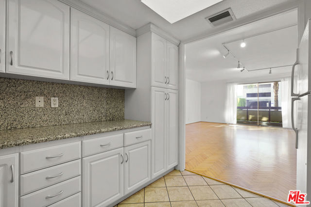 321 S San Vicente Boulevard, Los Angeles CA: https://media.crmls.org/mediaz/0ddc4d65-1ee6-4406-8619-1da2f7522675.jpg