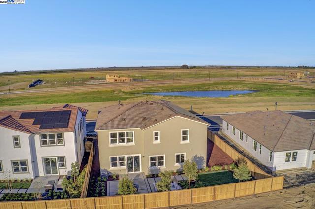 319 W Calabria Drive, Mountain House CA: https://media.crmls.org/mediaz/0ddca997-25a6-4dae-be72-97d7b30f7a78.jpg