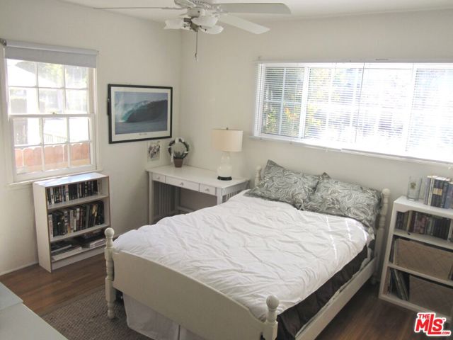 1301 Stanford St, Santa Monica CA: https://media.crmls.org/mediaz/0ddcaa0b-c2fa-4871-90bc-4d986d7cd079.jpg