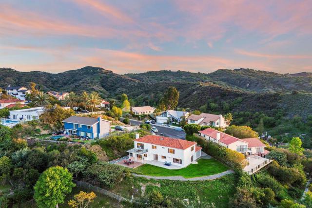 4400 Chaumont Road, Woodland Hills CA: https://media.crmls.org/mediaz/0ddd2892-08c2-4ab6-b307-5e0dc2351716.jpg
