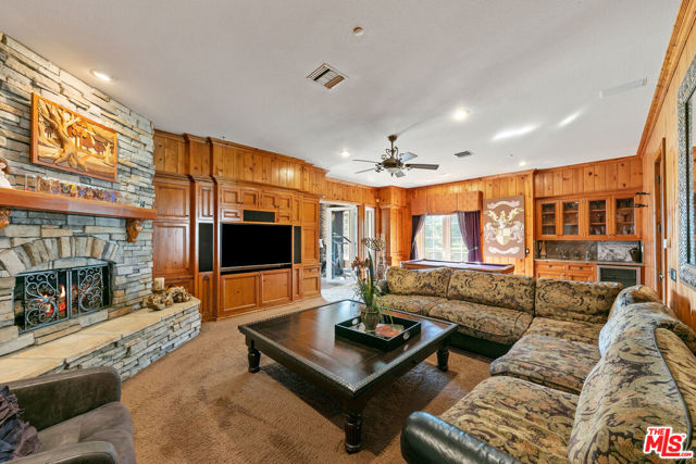 13418 Nightsky Drive, Camarillo CA: https://media.crmls.org/mediaz/0ddd64e1-40bf-478d-b1e3-26904e200d5a.jpg