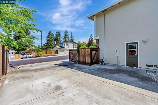 321 Chardonnay Cir, Clayton CA: https://media.crmls.org/mediaz/0ddd876c-aef1-4919-a6fe-a2295c875231.jpg