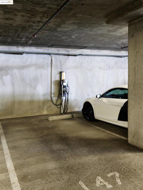 1201 Pine St, Oakland CA: https://media.crmls.org/mediaz/0dddcbfc-3413-404f-a0ba-c124f58beb3e.jpg