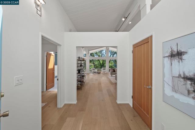 233 Melody Ln, Orinda CA: https://media.crmls.org/mediaz/0ddfce57-62d9-4b4a-84fb-b0765062d1f0.jpg