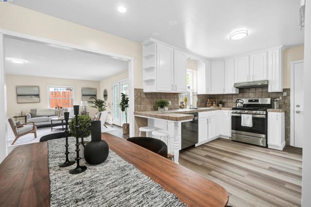 19157 San Miguel Ave, Castro Valley CA: https://media.crmls.org/mediaz/0de006ec-92cf-4f87-add1-68ebf0ef1330.jpg