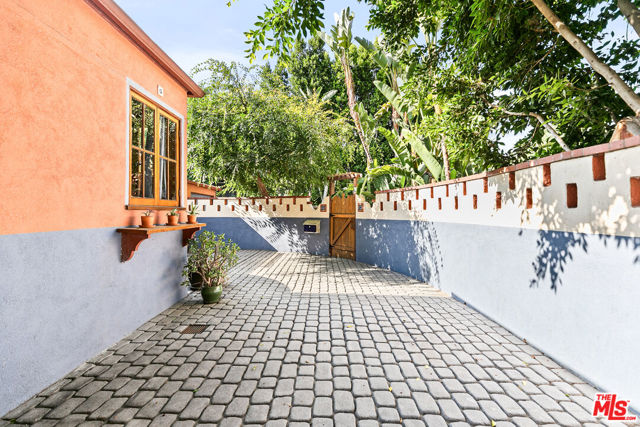 4171 Kraft Avenue, Studio City CA: https://media.crmls.org/mediaz/0de02b4a-df8c-4252-8276-a2f38f5a438b.jpg