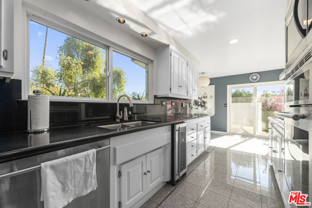 8670 Allenwood Road, Los Angeles CA: https://media.crmls.org/mediaz/0de04f66-02e0-4f9f-b481-6bc63f47ac5b.jpg