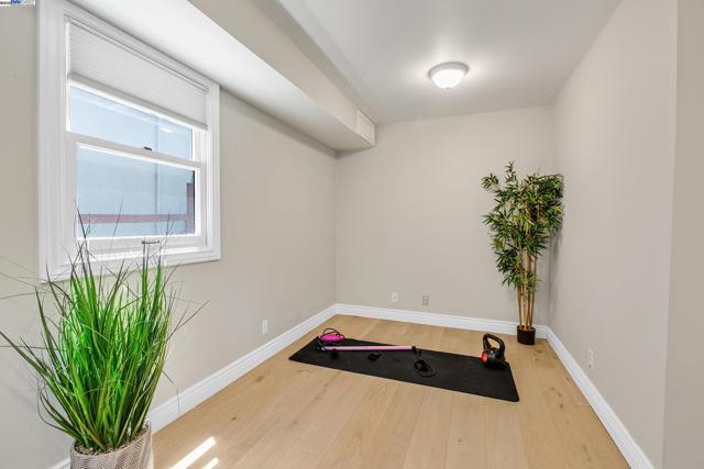5601 Castle Dr, Oakland CA: https://media.crmls.org/mediaz/0de11310-775f-40e2-a144-f8b0fedda04c.jpg