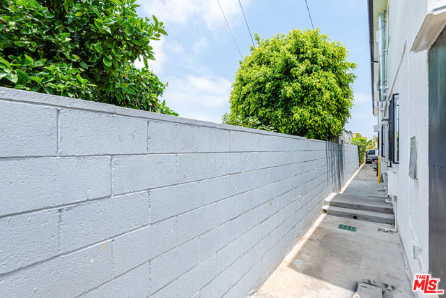 4546 W 17th Street, Los Angeles CA: https://media.crmls.org/mediaz/0de1c3cd-d1b9-4ad7-9da9-6eeb1d903a8d.jpg