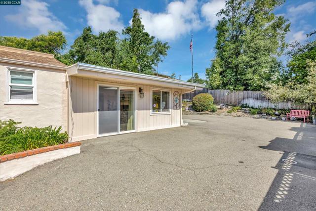 366 Ilo Lane, Danville CA: https://media.crmls.org/mediaz/0de1cb19-b515-4bf5-b5ba-218163c663a6.jpg