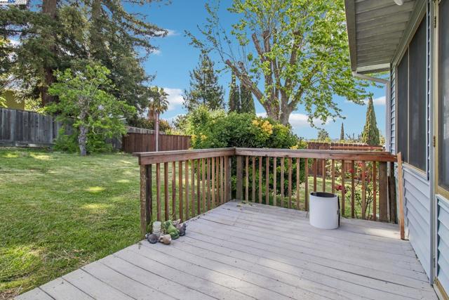 19136 Mayberry Dr, Castro Valley CA: https://media.crmls.org/mediaz/0de33a56-844c-4d13-8412-133b92154a00.jpg