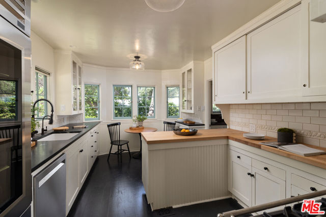 205 S Lomita Avenue, Ojai CA: https://media.crmls.org/mediaz/0de3a1a9-e2dd-4ace-b308-72b01dfc3d34.jpg