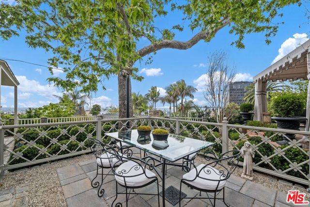 1231 Hilldale Avenue, Los Angeles CA: https://media.crmls.org/mediaz/0de3cbad-7a68-430c-8de1-9f4c313faa33.jpg
