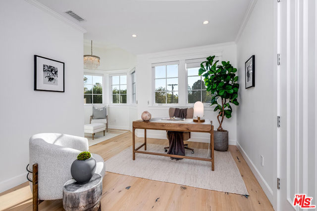 4402 Ledge Avenue, Toluca Lake CA: https://media.crmls.org/mediaz/0de41296-66fa-4506-9c6d-f44ff470099b.jpg