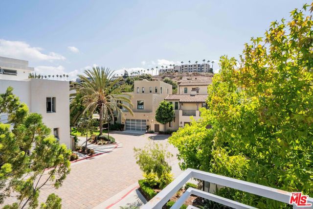 13042 W North Icon Circle, Playa Vista CA: https://media.crmls.org/mediaz/0de41591-a195-4b67-8466-54b5404e4864.jpg