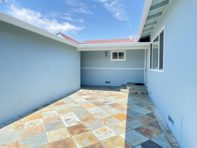 4902 Everglades Park Dr, Fremont CA: https://media.crmls.org/mediaz/0de424e1-1d82-4084-a726-58ca421b0561.jpg