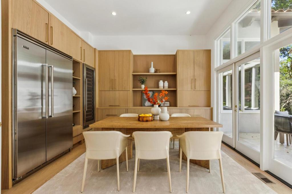 https://media.crmls.org/mediaz/0de44c15-cf6f-48da-a416-b1a38cefc5ac.jpg?preset=X-Large