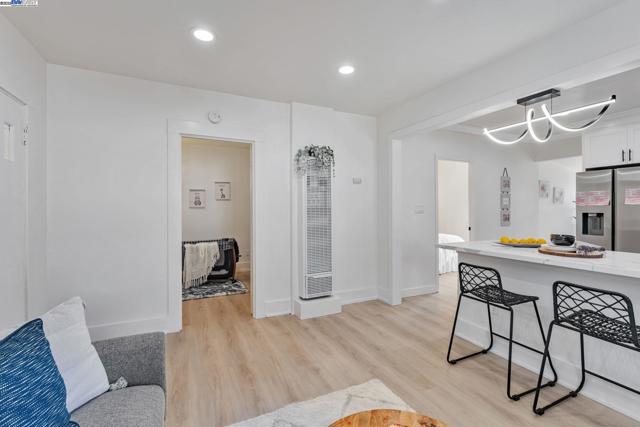 2720 Short St, Oakland CA: https://media.crmls.org/mediaz/0de59c3d-f8fb-4745-b5cc-35534211809b.jpg