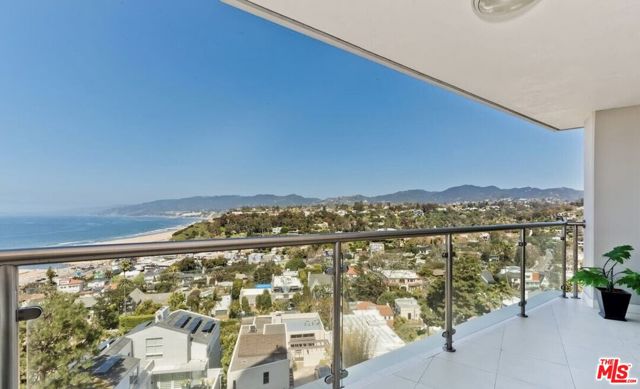 201 Ocean Avenue, Santa Monica CA: https://media.crmls.org/mediaz/0de7258e-30f4-431f-b779-94f7e73e2658.jpg