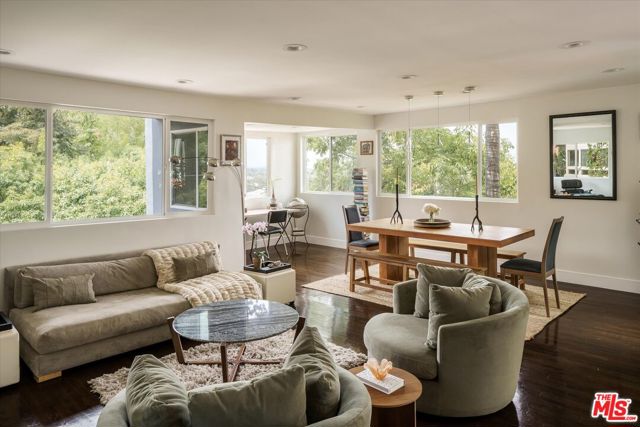 11372 Brill Drive, Studio City CA: https://media.crmls.org/mediaz/0de7a397-c157-4510-a42e-786110bb1f0c.jpg