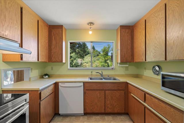18584 Favre Ridge Road, Los Gatos CA: https://media.crmls.org/mediaz/0de7f1a6-9575-4d1e-90fc-2d39ae82eff8.jpg