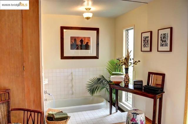 986 Kains Ave, Albany CA: https://media.crmls.org/mediaz/0de87e66-e183-4a27-864b-f6467ff6eca8.jpg