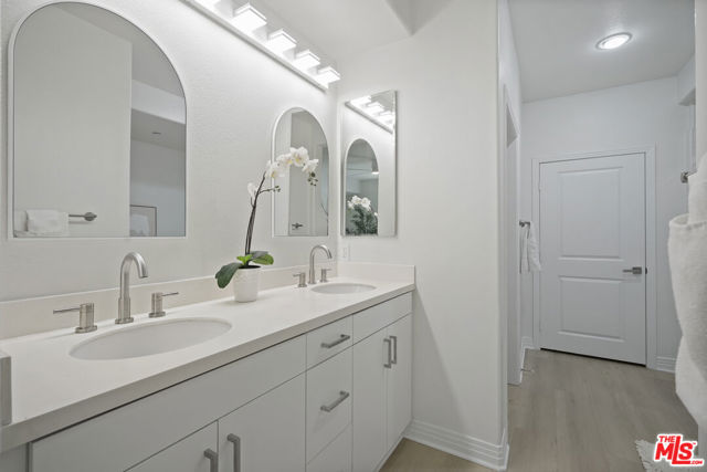7100 Playa Vista Drive, Playa Vista CA: https://media.crmls.org/mediaz/0de9348f-c0f7-42fa-bb05-edc050a24d1d.jpg