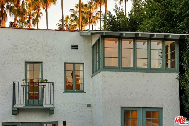 6749 Whitley Terrace, Los Angeles CA: https://media.crmls.org/mediaz/0dea16ed-9ae1-4b70-8e60-ef78f24d8cd5.jpg