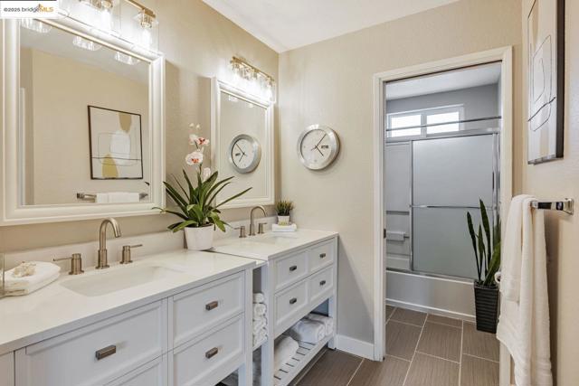 16 Town Sq PL, Oakland CA: https://media.crmls.org/mediaz/0deb787c-130f-4653-b4dd-8145deffb51a.jpg