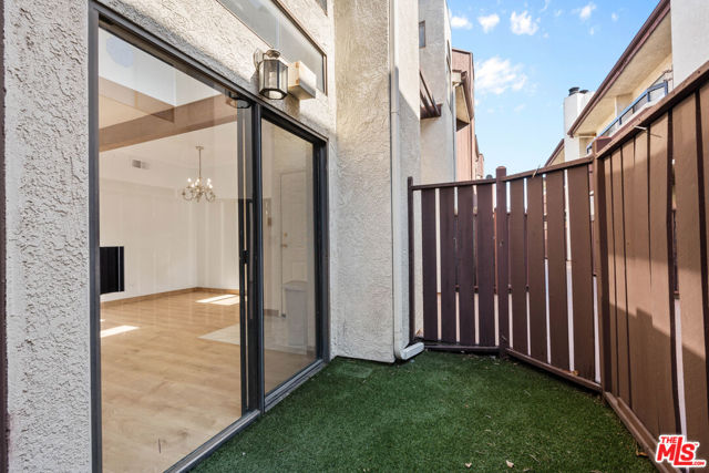 6323 Reseda Boulevard, Tarzana CA: https://media.crmls.org/mediaz/0dec2a7d-71db-45ed-8510-9533ad59f65f.jpg