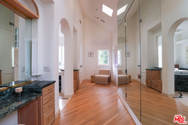 628 N Elm Drive, Beverly Hills CA: https://media.crmls.org/mediaz/0dec68b8-442a-41cf-ade2-1b75d649a8d0.jpg
