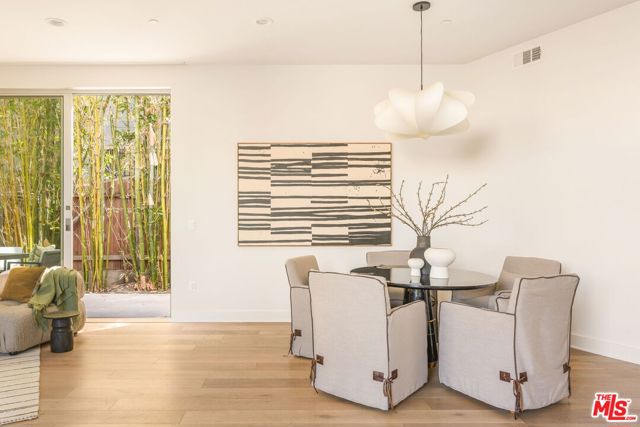 616 N Croft Avenue, West Hollywood CA: https://media.crmls.org/mediaz/0decd95d-f999-477a-992e-43f762ce8c73.jpg