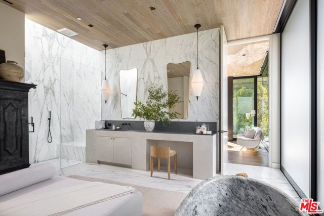 1335 Carla Lane, Beverly Hills CA: https://media.crmls.org/mediaz/0ded339d-ae22-4068-91a5-1ffe928e733d.jpg