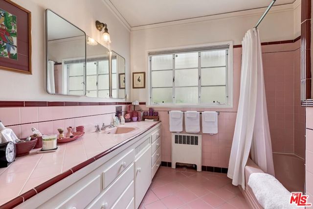 11901 Sunset Blvd Boulevard, Brentwood CA: https://media.crmls.org/mediaz/0ded38fc-eca9-46b4-862d-6e6eb0c28b7f.jpg