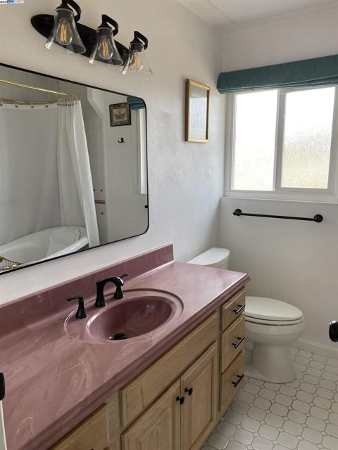 5186 Greenmeadow Dr, Concord CA: https://media.crmls.org/mediaz/0dee265f-384c-49a9-b6a1-8347c7657c04.jpg