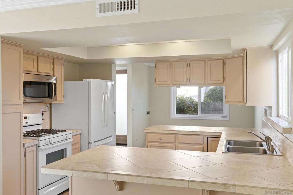 852 Diamond St - photo 10