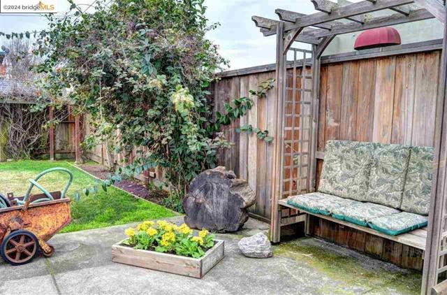 Image 20 of 46 For 986 Kains Ave