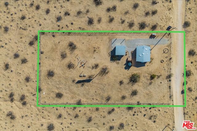5737 Mojave Ranch Road, Joshua Tree CA: https://media.crmls.org/mediaz/0df00012-a4c2-46ba-89d0-367a4d494032.jpg