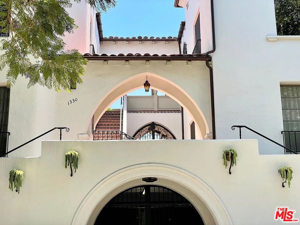 https://media.crmls.org/mediaz/0df2e01e-6d07-4106-b81f-180ff64c64f0.jpg?preset=X-Large