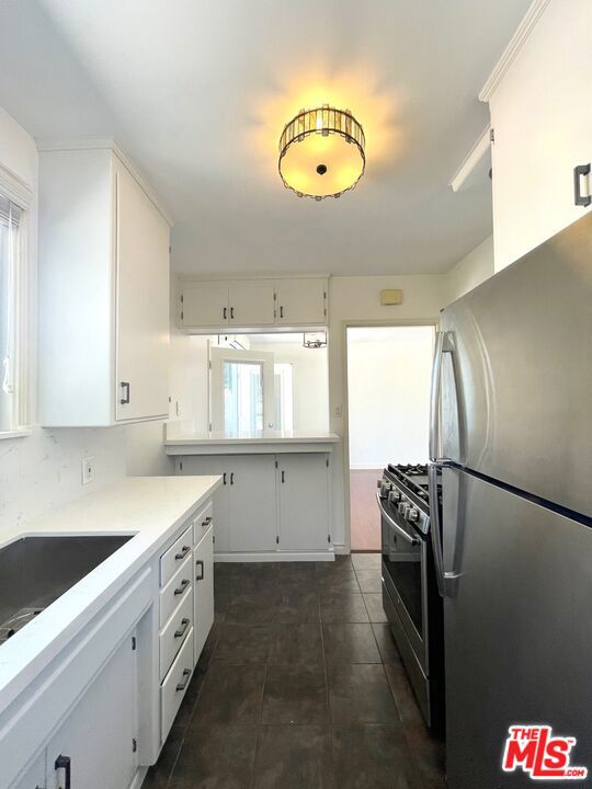 520 N Beachwood Drive, Burbank CA: https://media.crmls.org/mediaz/0df441d4-13ac-406a-9b11-2f4967665fd0.jpg