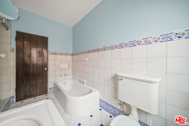 6686 Emmet Terrace, Los Angeles CA: https://media.crmls.org/mediaz/0df50839-2f33-4c60-9d7d-9a2c3b34d62d.jpg