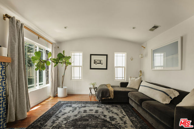 3911 Exposition Boulevard, Los Angeles CA: https://media.crmls.org/mediaz/0df528e0-9eec-4472-a50b-5544fb72b0e8.jpg