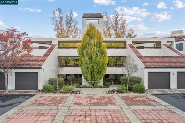 3535 Terra Granada Dr, Walnut Creek CA: https://media.crmls.org/mediaz/0df535fa-eb1d-465e-a96f-15dadf0ec8b8.jpg