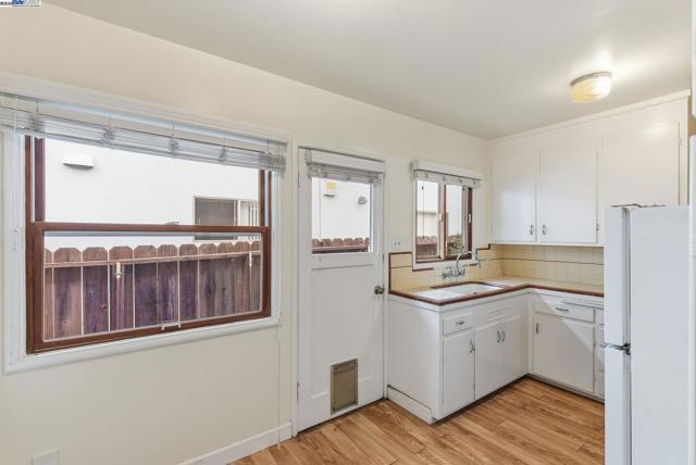 2133 Clinton Ave, Alameda CA: https://media.crmls.org/mediaz/0df58b32-a5b3-4be7-acb4-8f45ae386bc2.jpg
