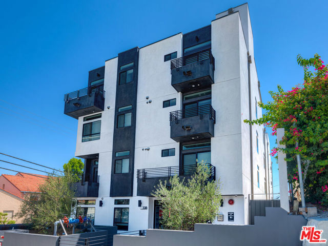 338 N Mariposa Avenue, Los Angeles CA: https://media.crmls.org/mediaz/0df5e5a5-cf58-4721-8eb8-8b2d04fb12d1.jpg