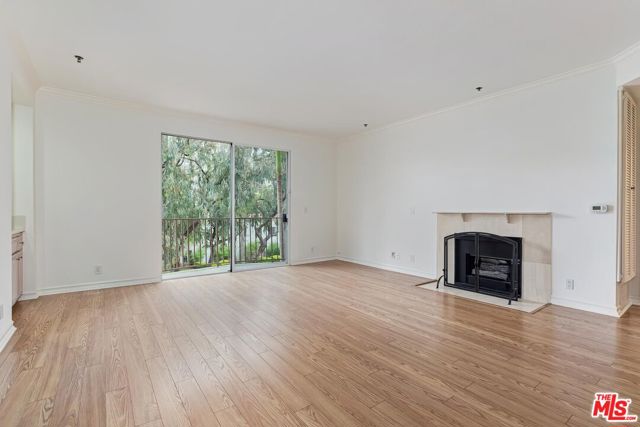 211 CALIFORNIA Avenue, Santa Monica CA: https://media.crmls.org/mediaz/0df63e4c-0660-45c2-88da-99e6e3240fa7.jpg